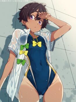 1girl against_wall blue_one-piece_swimsuit bow bowtie breasts brown_hair competition_swimsuit covered_navel dark-skinned_female dark_skin double-parted_bangs dripping food-themed_hair_ornament green_bow green_bowtie hair_between_eyes hair_ornament highres imigimuru lemon_hair_ornament make_heroine_ga_oo_sugiru! official_art one-piece_swimsuit purple_eyes school_uniform see-through_clothes shadow shirt short_hair small_breasts solo summer_uniform swimsuit swimsuit_under_clothes tan tanline thigh_gap tsuwabuki_high_school_uniform wet wet_clothes wet_shirt yakishio_lemon yellow_bow yellow_bowtie