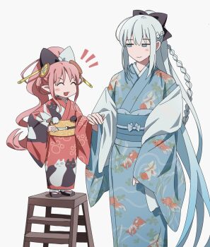 2girls alternate_costume animal_print arm_at_side black_bow blue_eyes blue_hair blue_kimono blue_sash blush_stickers bobi bow braid button_hair_ornament cat_print closed_eyes closed_mouth commentary_request fate/grand_order fate_(series) fish_print gradient_hair grey_background grey_hair habetrot_(fate) habetrot_(over_the_same_sky)_(fate) hair_between_eyes hair_bow hair_ornament half_up_braid hand_on_own_hip hand_up high_ponytail highres holding_hands japanese_clothes kimono korean_commentary ladder long_hair long_sleeves looking_at_another morgan_le_fay_(fate) multicolored_hair multiple_girls no_nose notice_lines obi obiage obijime okobo on_ladder open_mouth pink_hair platform_sandals pointy_ears ponytail print_kimono red_kimono sandals sash shawl simple_background single_blush_sticker size_difference smile socks standing stepladder two-tone_bow white_bow white_shawl white_socks wide_sleeves yellow_sash