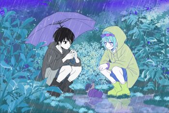 2boys alternate_costume antenna_hair basil_(headspace)_(omori) basil_(omori) black_boots black_coat black_eyes black_hair black_shorts blue_shorts blush boots bush closed_mouth coat collarbone colored_skin double-parted_bangs double_fish037 expressionless flower flower_wreath green_boots green_coat hair_between_eyes head_wreath highres holding holding_umbrella hood hood_up long_sleeves male_focus multiple_boys omori omori_(omori) outdoors puddle rain raincoat ripples rubber_boots short_hair shorts sidelocks smile snail socks squatting umbrella white_skin white_socks