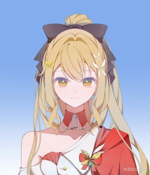 1girl absurdres benghuai_xueyuan black_bow blonde_hair blue_background bow chinese_commentary closed_mouth commentary_request detached_collar dress du_shi hair_bow hair_ornament hairclip highres honkai_(series) laniaitte_gordius_de_eumenes long_hair looking_at_viewer red_bow smile solo white_dress yellow_eyes