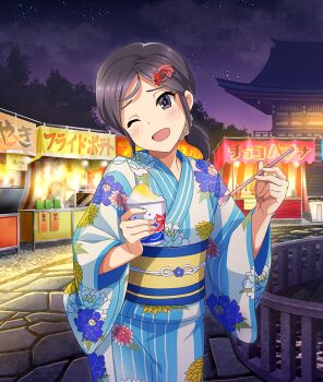 Rule 34 | 1girl, ;d, architecture, bag, black eyes, black hair, blue kimono, blush, chocolate-covered food, chocolate banana, cowboy shot, east asian architecture, floral print, floral print kimono, food stand, game cg, goldfish hair ornament, green bag, hair ornament, hair scrunchie, head tilt, holding shaved ice, holding straw, japanese clothes, kimono, long sleeves, low ponytail, night, obi, official art, one eye closed, open mouth, outdoors, paper bag, parted bangs, partially translated, ponytail, print kimono, purple pupils, purple sky, railing, sash, scrunchie, short ponytail, sky, smile, solo, star (sky), starry sky, steam, stone walkway, summer festival, tamaki marie, third-party source, toji no miko, toji no miko: kizamishi issen no tomoshibi, translation request, water, white scrunchie, yellow sash, yukata