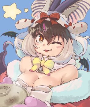 1girl animal_ears bat_ears bat_girl bat_wings blue_background breasts brown_eyes brown_long-eared_bat_(kemono_friends) christmas cleavage extra_ears gloves hair_ornament highres hotpot kemono_friends kemono_friends_v_project large_breasts leotard looking_at_viewer microphone multicolored_hair nabe okyao one_eye_closed ribbon santa_costume simple_background solo star_(symbol) streaked_hair upper_body virtual_youtuber wings