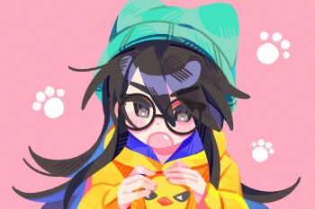 :o beanie black-framed_eyewear black_eyes black_hair fang glasses green_hat hat hood hood_down hoodie killjoy_(valorant) kkyu_kyu long_hair long_sleeves open_mouth paw_print pink_background print_hoodie round_eyewear swept_bangs upper_body valorant yellow_hoodie