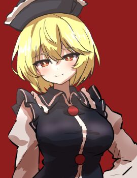 1girl ayu_yutyaso black_hat blush breasts bright_pupils closed_mouth commentary_request hat highres juliet_sleeves large_breasts long_sleeves looking_at_viewer lunasa_prismriver orange_eyes puffy_sleeves red_background simple_background smile solo touhou upper_body white_pupils