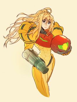 1girl arm_cannon armor artist_name assault_visor blonde_hair blue_eyes closed_mouth cowboy_shot cropped_legs green_visor grey_background hair_between_eyes helmet highres holding holding_unworn_helmet long_hair metroid nintendo oxcoxa ponytail power_armor power_suit_(metroid) red_helmet samus_aran solo unworn_headwear unworn_helmet varia_suit weapon