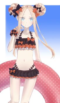 1girl abigail_williams_(emerald_float)_(fate) abigail_williams_(fate) bare_shoulders bikini black_bikini black_bow black_skirt blonde_hair blue_eyes blush bow breasts commentary_request double_bun fate/grand_order fate_(series) forehead frilled_bikini frills hair_bow hair_bun long_hair looking_at_viewer microskirt navel orange_bow parted_bangs skirt small_breasts smile solo swimsuit thighs yubeshi_(zecxl)