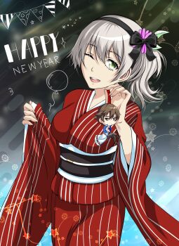 1boy 1girl ao_no_kiseki black_bow black_hairband bow breasts commentary double-parted_bangs eiyuu_densetsu elie_macdowell english_commentary furisode green_eyes hair_between_eyes hair_bow hairband happy_new_year highres japanese_clothes kimono large_breasts lloyd_bannings looking_at_viewer new_year obi one_eye_closed ponytail red_kimono sash short_hair smile spirit_rise string_of_flags upper_body white_hair zero_no_kiseki