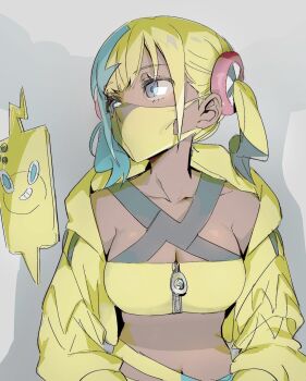1girl aqua_eyes blonde_hair breasts canari_(pokemon) commentary_request covered_mouth crop_top dark-skinned_female dark_skin gen_4_pokemon grey_background grey_eyes highres jacket korean_commentary looking_to_the_side mask medium_breasts mouth_mask multicolored_hair navel nintendo pokemon pokemon_(creature) pokemon_legends:_z-a rotom rotom_phone saesoon_dobby solo split-color_hair two-tone_hair upper_body yellow_jacket yellow_mask