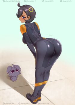 1girl ass bent_over black_shoes blue_eyes bodysuit breasts closed_mouth commentary_request emma_(pokemon) espurr facebook_logo facebook_username full_body gen_6_pokemon hand_on_own_thigh highres instagram_logo instagram_username jhonyjoin looking_back nintendo no_jacket pokemon pokemon_(creature) pokemon_legends:_z-a ring_hair_ornament shoes short_hair spanish_commentary standing tile_floor tiles twitter_username twitter_x_logo watermark youtube_logo youtube_username