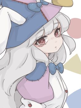 1girl animal_ears blue_bow blue_hat bow buttons circle closed_mouth dress expressionless fake_animal_ears freckles from_side grey_hair harukairo hat hat_bow highres irisu_kyouko irisu_shoukougun! long_hair looking_at_viewer multicolored_hat purple_dress purple_hat rabbit_ears red_eyes sidelocks solo square triangle upper_body vest white_background white_vest witch_hat