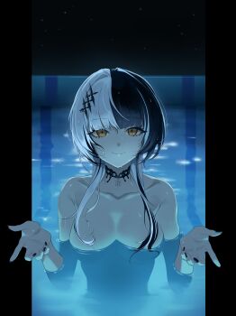 1girl absurdres black_choker black_hair black_nails breasts chainsaw_man choker closed_mouth highres hololive hololive_english i&#039;ll_teach_you_everything_(chainsaw_man) large_breasts long_hair looking_at_viewer matryo8 multicolored_hair partially_submerged pool scene_reference shiori_novella smile solo split-color_hair two-tone_hair virtual_youtuber white_hair yellow_eyes