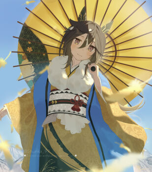 1girl absurdres animal_ears black_hair blue_sky blush brown_eyes brown_hair closed_mouth commentary_request ear_covers fur-trimmed_kimono fur_trim hair_between_eyes highres holding holding_umbrella horse_ears horse_girl japanese_clothes kimono long_hair long_sleeves looking_at_viewer multicolored_hair obi oil-paper_umbrella sash shunka_shuto sky smile solo stay_gold_(umamusume) streaked_hair umamusume umbrella white_hair wide_sleeves yellow_kimono
