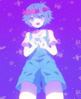 1boy alternate_color antenna_hair basil_(headspace)_(omori) basil_(omori) blue_overalls blush chromatic_aberration colored_skin commentary cowboy_shot double-parted_bangs english_commentary flower_wreath from_below green_eyes green_hair head_wreath highres looking_at_viewer male_focus my_loleeta omori open_mouth overall_shorts overalls purple_sky shirt short_sleeves sidelocks sky smile solo standing t-shirt teeth upper_teeth_only white_shirt white_skin