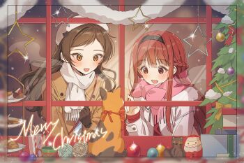 2girls absurdres animal beret black_hairband bow braid breasts brown_eyes brown_gloves brown_hair brown_jacket candy candy_cane cat christmas christmas_ornaments christmas_tree commentary_request dessert food glint gloves hairband half_up_braid hano9789 hat highres idolmaster idolmaster_million_live! jacket kitazawa_shiho korean_commentary long_hair long_sleeves looking_at_animal merry_christmas multiple_girls open_mouth orange_cat pink_scarf red_eyes red_hair scarf scarf_bow smile snowing tanaka_kotoha upper_body white_hat white_jacket white_scarf window yarn yarn_ball