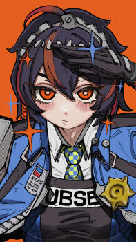 1girl black_gloves black_hair blue_jacket closed_mouth collared_shirt gloves hairband hand_up highres holster jacket looking_at_viewer metal_hairband multicolored_hair necktie police police_badge police_uniform policewoman red_background red_eyes red_hair red_streaks shirt shisunomiunko shoulder_holster solo sparkle streaked_hair zenless_zone_zero zhu_yuan