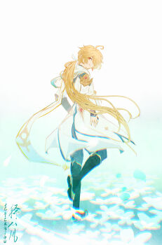 1boy absurdres aether_(as_heaven_and_earth_are_made_anew)_(genshin_impact) aether_(genshin_impact) ahoge blonde_hair boots chinese_commentary chinese_text closed_mouth coat commentary_request from_behind full_body genshin_impact gloves highres long_hair long_sleeves looking_at_viewer looking_back low_ponytail male_focus pants ponytail shixinfeng solo standing very_long_hair white_coat yellow_eyes