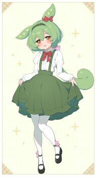 1girl absurdres blush curtsey dress full_body green_hair green_suspenders hair_between_eyes highres long_hair looking_at_viewer low_ponytail ojou-sama_zundamon open_mouth pea_pod ponytail puffy_sleeves ransusan ribbon shirt smile solo suspenders voicevox white_background white_shirt yellow_eyes zundamon