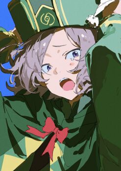 1boy 333takoyaki absurdres arms_up blue_background bow cape cloak commentary_request crying green_cape green_cloak green_hat grey_hair hat hat_feather highres looking_at_viewer male_focus middle_part open_mouth otto_suewen purple_eyes re:zero_kara_hajimeru_isekai_seikatsu short_hair simple_background solo teeth upper_body upper_teeth_only