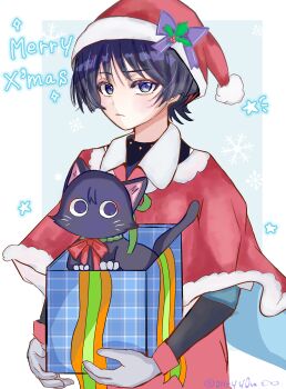1boy absurdres alternate_costume animal animal_ears animalization artist_name black_cat black_fur black_hair black_tank_top blue_background blunt_ends border bow bowtie box capelet cat cat_ears cat_tail christmas closed_mouth collared_shirt commentary_request eyeshadow fur-trimmed_capelet fur-trimmed_headwear fur_trim genshin_impact gift gift_box gloves hair_between_eyes hat hat_bow highres holding holding_box long_sleeves looking_at_viewer makeup male_focus merry_christmas mistletoe outside_border person_and_animalization pink_shirt pom_pom_(clothes) purple_bow purple_eyes purple_pupils red_bow red_bowtie red_capelet red_eyeshadow red_hat santa_hat scaramouche_(cat)_(genshin_impact) scaramouche_(genshin_impact) shirt short_hair snowflake_background standing star_(symbol) tail tank_top wanderer_(genshin_impact) white_border white_gloves