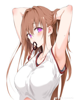 1girl absurdres armpits arms_up blush breasts brown_hair collarbone hair_tie_in_mouth highres kyokucho large_breasts long_hair looking_at_viewer missing_commentary mouth_hold orange_hair original purple_eyes shirt short_sleeves simple_background solo standing upper_body very_long_hair watermark weibo_watermark white_background white_shirt