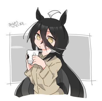 1girl ahoge animal_ears animal_print beer_hsk blonde_hair cat_print cup hair_between_eyes holding holding_cup horse_ears horse_girl horse_tail long_bangs long_hair long_hair_between_eyes looking_at_viewer manhattan_cafe_(umamusume) mug multicolored_hair parted_lips shirt solo steam tail translation_request umamusume very_long_hair white_hair yellow_eyes yellow_shirt