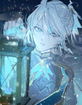 1boy blue_eyes blue_theme bruise bruised_eye fang floating_hair grey_eyes hair_between_eyes heterochromia highres holding holding_lantern identity_v injury lantern looking_at_viewer luca_balsa luca_balsa_(winter_cicada) male_focus official_alternate_costume parted_lips pba_471 ponytail snow solo upper_body white_hair