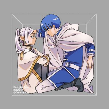 1boy 1girl artist_name black_boots black_pantyhose blue_eyes blue_hair boots cape capelet commentary_request earrings frieren green_eyes grey_hair highres himmel_(sousou_no_frieren) hood hooded_cape jewelry mole mole_under_eye onka_(aun_ka28) pantyhose pointy_ears seiza sitting sousou_no_frieren stuck_in_a_box teardrop_earrings twintails twitter_username watermark white_cape white_capelet