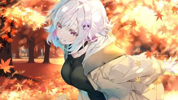 1girl absurdres autumn autumn_leaves black_choker black_shirt breasts brown_coat casual choker coat colored_inner_hair commentary commission day forest grey_hair hair_ornament highres leaf long_sleeves looking_at_viewer maple_leaf medium_breasts multicolored_hair nature open_clothes open_coat original outdoors parted_bangs pink_eyes second-party_source shirt short_hair skull_hair_ornament smile solo upper_body uu-tan_(hushigi10) yuki_(zomb)