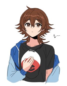1boy black_shirt blue_jacket brown_eyes brown_hair closed_mouth collarbone commentary_request cropped_torso hair_between_eyes hilbert_(pokemon) jacket korean_commentary male_focus medium_hair nintendo p_(flavorppp) pokemon pokemon_bw shirt simple_background single_off_shoulder solo t-shirt upper_body white_background