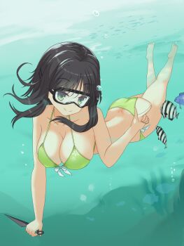 1girl absurdres ahoge air_bubble alternate_costume ass back bare_arms bare_legs barefoot bikini bow bow_bikini breasts bubble cleavage closed_mouth collarbone commentary_request dimples_of_venus diving eyes_visible_through_hair floating_hair floral_print floral_print_bikini foreshortening full_body goggles green_bikini green_eyes hair_between_eyes halterneck hand_up highres hitachi_mako holding holding_kunai holding_weapon index_finger_raised kunai large_breasts looking_at_animal medium_hair print_bikini senren_banka shirayamakoma sidelocks skindentation smile solo split_mouth submerged swim_goggles swimming swimsuit tropical_fish underwater water weapon white_bow