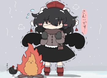 >_< 1girl animal bird black_hair black_mittens black_skirt black_wings closed_eyes commentary fire full_body fur_trim geta hat kuuinusuki mittens pom_pom_(clothes) red_hat reiuji_utsuho reiuji_utsuho_(bird) shameimaru_aya skirt solo standing tengu tengu-geta tokin_hat touhou translation_request trembling wings winter winter_clothes
