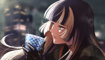 1girl black_choker black_gloves black_hair blonde_hair blue_eyes blunt_bangs blurry blurry_background brooch building choker commentary_request cup drinking_glass eyelashes gem glint gloves green_shirt hands_up highres hime_cut holding holding_cup hololive hololive_dev_is jewelry juufuutei_raden juufuutei_raden_(1st_costume) lace lace_choker long_hair multicolored_hair night outdoors parted_lips portrait red_gem rf-yuki shirt skyscraper smile solo two-tone_hair virtual_youtuber