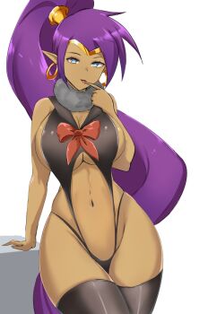 1girl arm_support black_slingshot_swimsuit black_thighhighs blue_eyes bow bowtie breasts circlet commission dark-skinned_female dark_skin earrings female_focus finger_to_mouth fur_collar gold happy high_ponytail highres hoop_earrings jewelry large_breasts leaning long_hair looking_at_viewer mature_female multi-strapped_swimsuit navel open_mouth pointy_ears ponytail purple_hair red_bow red_bowtie shantae shantae_(series) simple_background skindentation slingshot_swimsuit smile solo stomach swimsuit thick_thighs thighhighs thighs tongue tongue_out very_long_hair white_background wide_hips wozzu