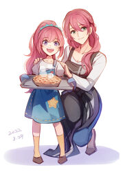 Rule 34 | 2girls, apron, dated, double-parted bangs, eiyuu densetsu, feng you, green eyes, hair between eyes, kneeling, kuro no kiseki (series), kuro no kiseki i, long hair, looking at viewer, mother and daughter, multiple girls, open mouth, paulette (kuro no kiseki), pink hair, ponytail, purple eyes, simple background, smile, white background, yume (kuro no kiseki)