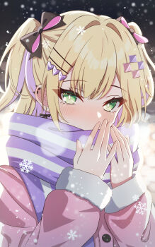 1girl black_bow blonde_hair bow breath commentary_request covered_mouth fur-trimmed_jacket fur_trim green_eyes hair_bow hair_ornament hairclip hands_up heart heart_hair_ornament highres jacket kurumi_noah long_hair long_sleeves looking_at_viewer multicolored_hair night outdoors pink_jacket puffy_long_sleeves puffy_sleeves purple_hair purple_scarf scarf sky sleeves_past_wrists snowflakes snowing solo streaked_hair synn032 two_side_up upper_body virtual_youtuber vspo!