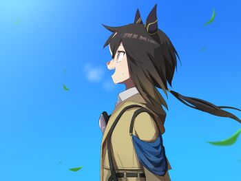 1girl animal_ears black_hair blue_sky breath bright_pupils brown_hair coat commentary ear_covers from_side goggles goggles_around_neck gradient_hair grass highres horse_ears horse_girl long_hair low_ponytail multicolored_eyes multicolored_hair omuretsuteria open_mouth ponytail purple_eyes skirt sky smile solo stay_gold_(sunlit_outsider)_(umamusume) stay_gold_(umamusume) streaked_hair sweat teeth two-tone_eyes umamusume upper_body upper_teeth_only white_pupils white_streaks yellow_coat yellow_eyes