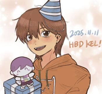 1boy 2025 alternate_costume blush box brown_eyes brown_hair character_doll character_name commentary dark-skinned_male dark_skin dated doll gift gift_box hair_between_eyes happy_birthday hat highres holding holding_gift hood hood_down hoodie kel_(faraway)_(omori) kel_(headspace)_(omori) kel_(omori) looking_at_viewer male_focus omori open_mouth orange_hoodie party_hat short_hair smile snuyday solo stuffed_toy symbol-only_commentary teeth tongue upper_body upper_teeth_only