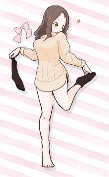 1girl absurdres black_socks bow breasts brown_hair closed_mouth commentary_request diagonal-striped_background forehead full_body green_eyes highres holding holding_sock holding_unworn_clothes large_breasts leg_up long_hair long_sleeves looking_down olto_rondo original pink_background pink_bow removing_sock single_bare_foot single_sock socks solo standing standing_on_one_leg star_(symbol) striped_background sweater unworn_socks yellow_sweater