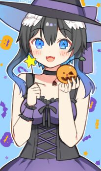 1girl :d bare_arms bare_shoulders black_choker black_hair black_hat blue_background blue_eyes blue_hair blush breasts choker collarbone commentary_request dress fangs feathered_wings gradient_hair hair_between_eyes hands_up hat head_wings highres holding indie_virtual_youtuber kurata_rine kurata_rine_(vtuber) looking_at_viewer medium_breasts multicolored_hair open_mouth purple_dress simple_background single_wrist_cuff smile solo two-tone_hair virtual_youtuber white_wings wings witch_hat wrist_cuffs