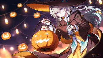 1girl black_hairband black_robe blurry blurry_background bridal_gauntlets bucket buckle caelus_(honkai:_star_rail) closed_mouth firefly_(honkai:_star_rail) grey_hair hair_between_eyes hair_ornament hairband halloween halloween_bucket halloween_costume hat highres holding holding_bucket honkai:_star_rail honkai_(series) jack-o&#039;-lantern long_hair long_sleeves pink_eyes robe smile solo tin_lann trailblazer_(honkai:_star_rail) very_long_hair witch_hat