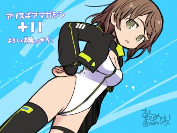 1girl alice_gear_aegis black_jacket black_thighhighs blue_background breasts brown_eyes circle_cutout cleavage_cutout clothing_cutout commentary_request companion/af covered_collarbone front_zipper full-length_zipper heattech_leotard highleg highleg_leotard inuinui jacket leotard medium_breasts multicolored_leotard onaga_akino race_queen short_hair solo standing thighhighs translation_request turtleneck twitter_username two-tone_leotard white_leotard zipper zipper_leotard zipper_pull_tab