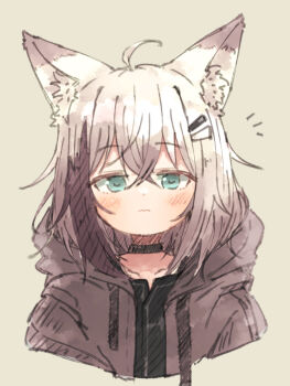 1girl ahoge animal_ear_fluff animal_ears black_choker black_hair blue_eyes choker closed_mouth commentary crossed_bangs fox_ears fox_girl highres hood hood_down kuon_(meguru_1225) looking_at_viewer medium_hair meguru_1225 multicolored_hair original solo straight-on two-tone_hair white_hair