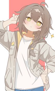 1girl ahoge blush braid braided_ponytail brown_hair collarbone hair_between_eyes hair_tie hand_on_own_hip hand_up head_tilt highres hood hood_down hoodie jacket kokona_(strinova) long_hair low_ponytail multicolored_hair noire_neige open_clothes open_jacket pocket ponytail potato red_background shirt simple_background solo star_(symbol) streaked_hair strinova white_background white_shirt yellow_eyes