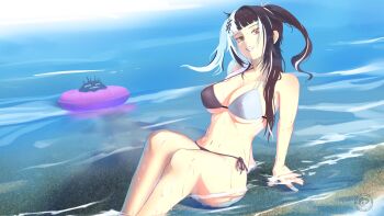 1girl 1other bikini black_bikini black_hair breasts cleavage halterneck highres holoadvent hololive hololive_english large_breasts long_hair multicolored_hair navel ocean sand shiori_novella side-tie_bikini_bottom smile stick_drawing string_bikini swim_ring swimsuit thighs two-tone_hair virtual_youtuber water watermark wet white_bikini white_hair yellow_eyes
