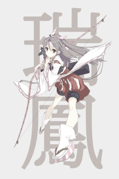 1girl bow_(weapon) brown_eyes character_name closed_mouth commentary_request full_body grey_background grey_hair hair_ribbon hakama hakama_shorts hamasin2424 hand_to_own_mouth headband highres holding holding_bow_(weapon) holding_weapon japanese_clothes kantai_collection kimono long_hair looking_at_viewer muneate okobo platform_sandals red_hakama ribbon sandals shorts simple_background solo tabi weapon white_kimono wide_sleeves zuihou_(kancolle)