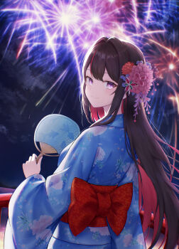 1girl absurdres aerial_fireworks azki_(hololive) black_hair blue_kimono bow closed_mouth colored_inner_hair fireworks floral_print flower from_behind hair_flower hair_intakes hair_ornament hand_fan highres holding holding_fan hololive holonatsu_paradise japanese_clothes kanzashi kimono long_hair looking_at_viewer looking_back mole mole_under_eye multicolored_hair night night_sky obi outdoors paper_fan pink_hair print_kimono purple_eyes red_bow red_hair red_sash sash sidelocks sky smile solo streaked_hair summer_festival uchiwa upper_body virtual_youtuber vmerin waist_bow wide_sleeves yukata