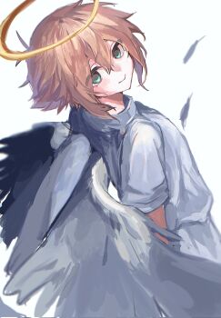 1boy aged_down angel_wings antenna_hair arms_behind_back basil_(faraway)_(omori) basil_(omori) blonde_hair blurry chromatic_aberration closed_mouth commentary_request depth_of_field double-parted_bangs eyes_visible_through_hair feathered_wings flipped_hair from_above from_behind green_eyes hair_between_eyes halloween_costume halo highres looking_at_viewer looking_back male_focus official_alternate_costume omori shirt short_hair short_sleeves sidelocks simple_background smile solo tokkooyaku turtleneck turtleneck_shirt upper_body white_background white_wings wings yellow_halo