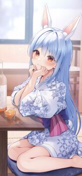 1girl :d animal_ears barefoot blue_hair blurry blurry_background bottle commentary_request cup extra_ears grin hair_down highres hikimayu holding hololive indoors japanese_clothes kimono long_hair looking_at_viewer open_mouth orange_eyes pink_sash rabbit-shaped_pupils rabbit_ears rabbit_girl rabbit_tail sash short_eyebrows sitting smile solo symbol-shaped_pupils tail thick_eyebrows tyabesu usada_pekora virtual_youtuber white_kimono yukata