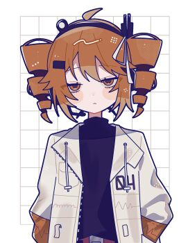 1girl absurdres adachi_rei adachi_rei_(cosplay) ahoge black_shirt blush_stickers closed_mouth commentary cosplay dot_nose drawstring drill_hair grid_background hair_ribbon headset highres jacket kasane_teto long_sleeves looking_at_viewer okayu_(cwtv7823) open_clothes open_jacket red_eyes red_hair ribbon shirt short_hair solo twin_drills upper_body utau white_background white_jacket white_ribbon