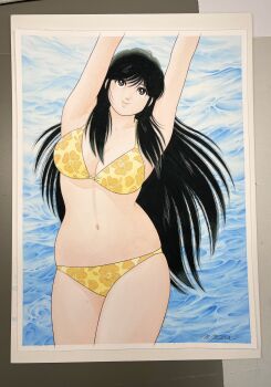 1girl armpits arms_up artist_name asaoka_natsumi bikini black_hair border breasts brown_eyes cleavage closed_mouth commentary_request cowboy_shot floral_print floral_print_bikini highres large_breasts long_hair miura_mitsuru navel official_artist_extra plump print_bikini signature skindentation smile solo standing swimsuit the_kabocha_wine thighs traditional_media upturned_eyes very_long_hair water white_border yellow_bikini